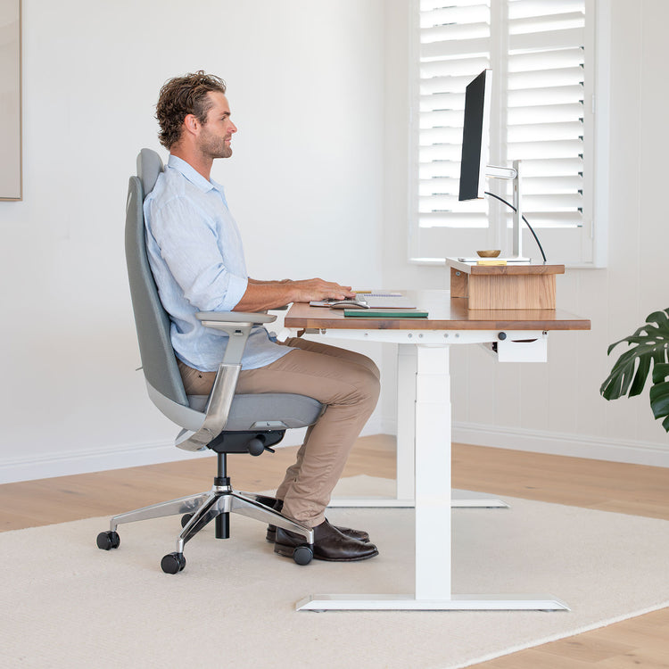 Pinnacle executive office chair in light grey - Desky