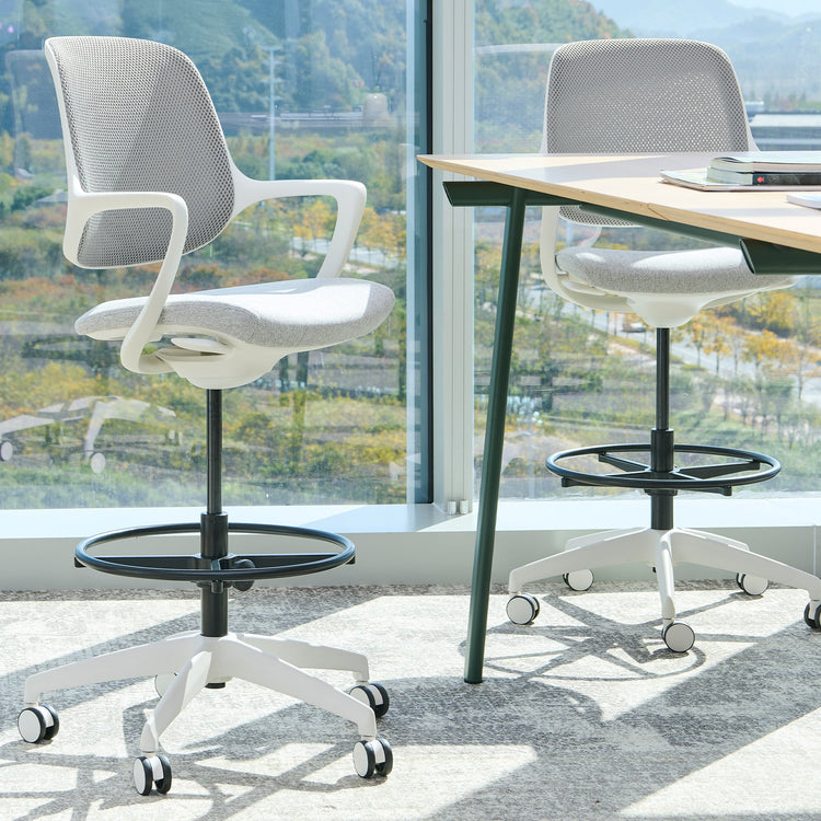 White low back ergonomic drafting chair - Desky