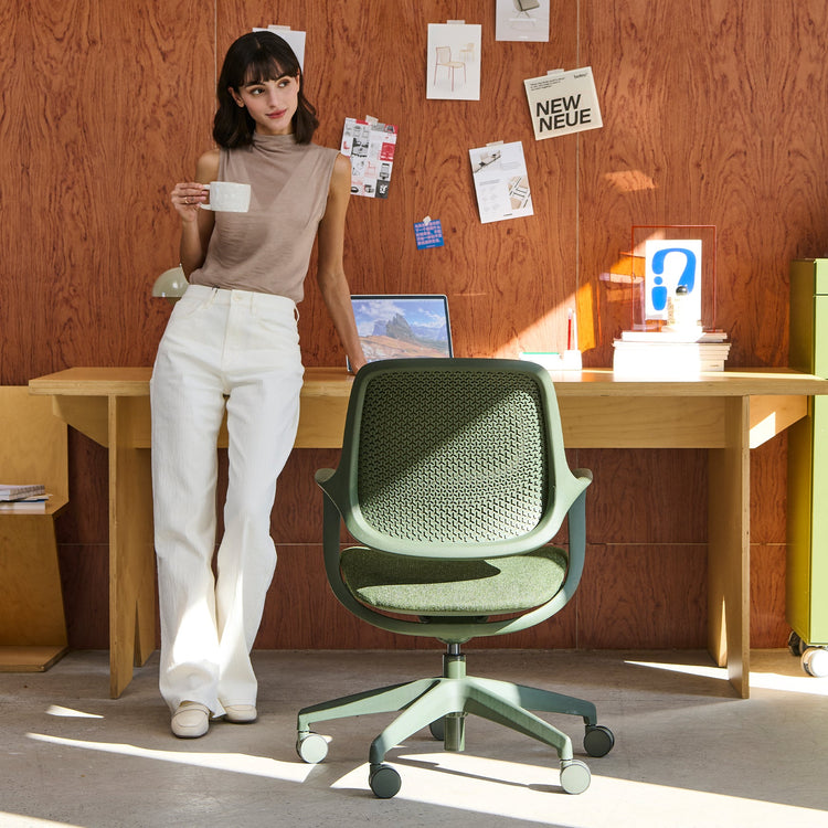 Low back office chair in green adjustable