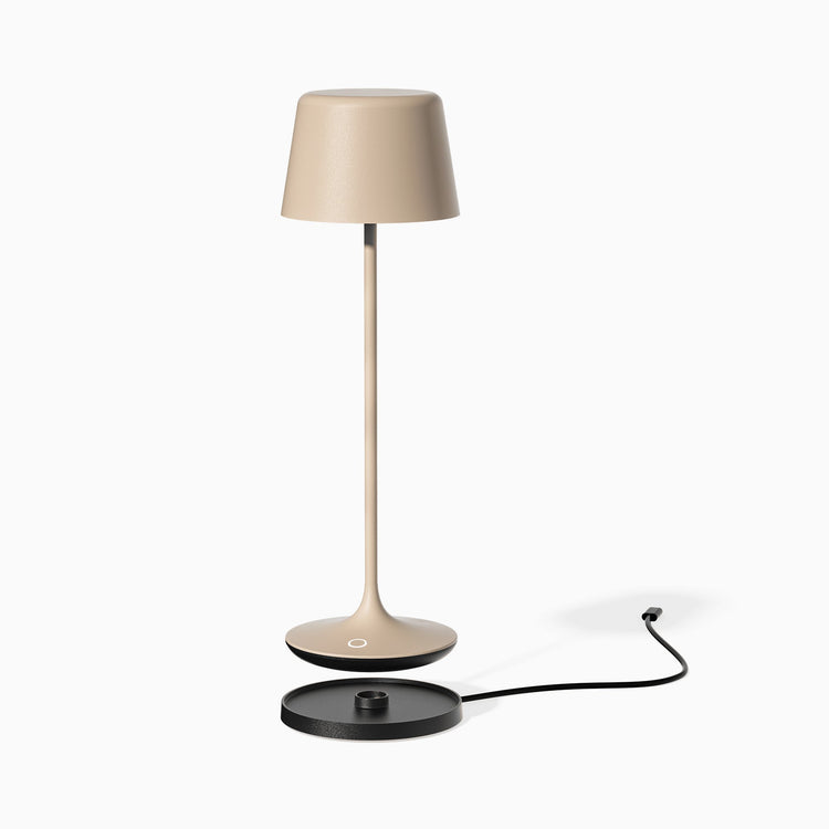 Desky cordlesssihlouette desk lamp with magnetic charging dock in sand
