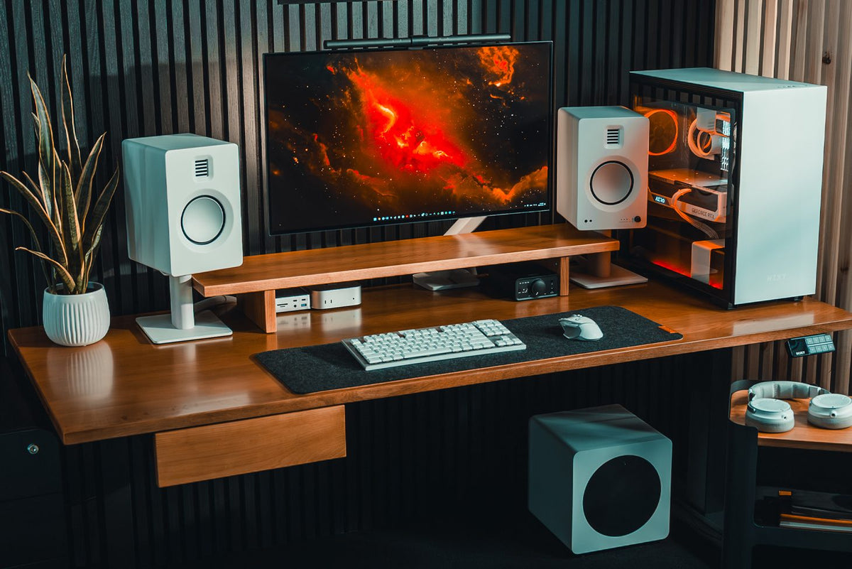 Bureau assis-debout double en bois dur Desky en chêne blanc avec tiroir sous bureau Minimal, support d'écran minimaliste et système intégré de câblage et d'alimentation, dans un studio sombre