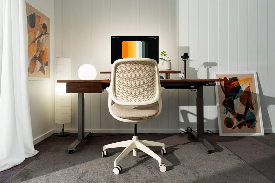 Chaise Evoque Low Back Desky couleur blé à un bureau en bois dur Desky Dual