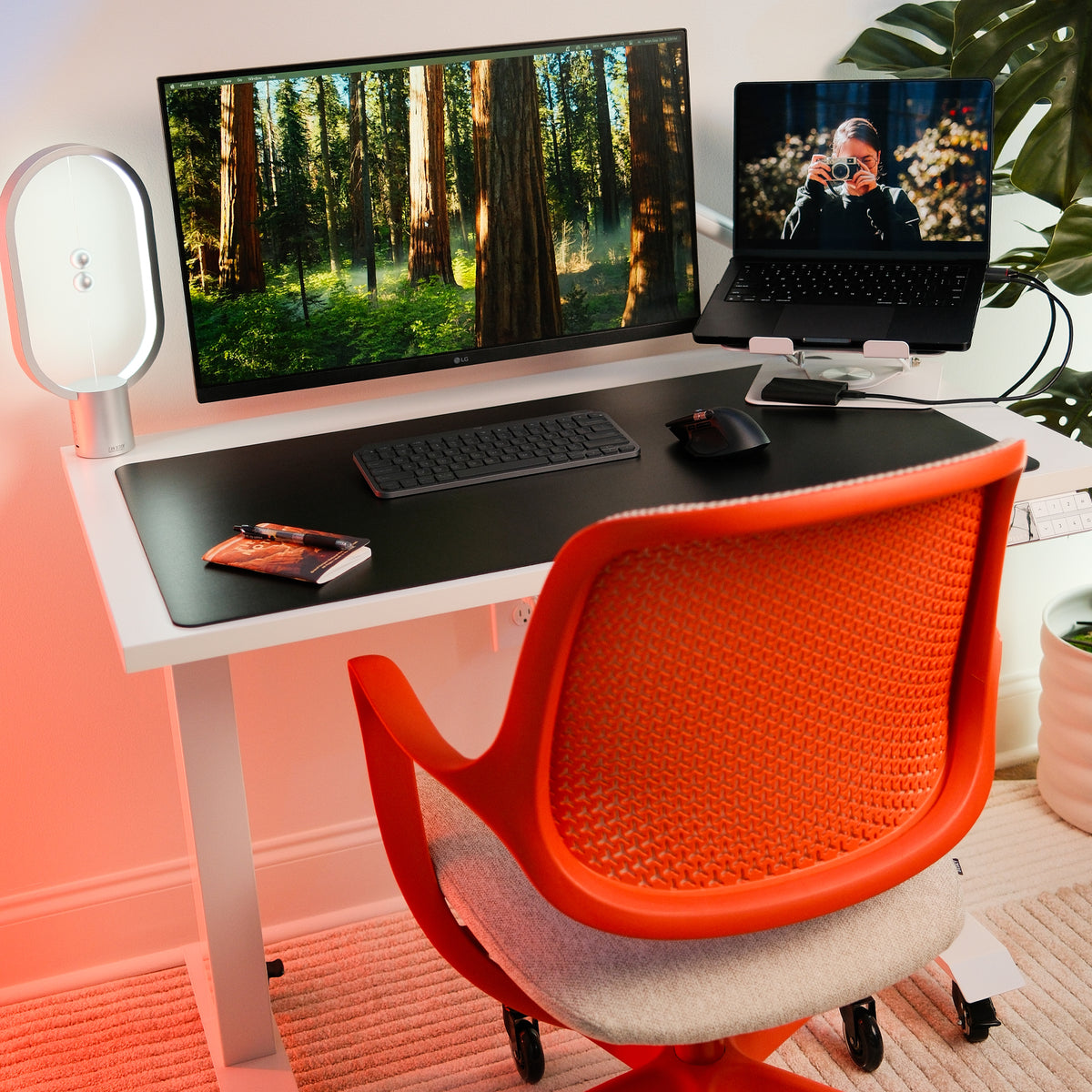 Mini bureau assis-debout double Desky blanc avec une chaise de bureau orange