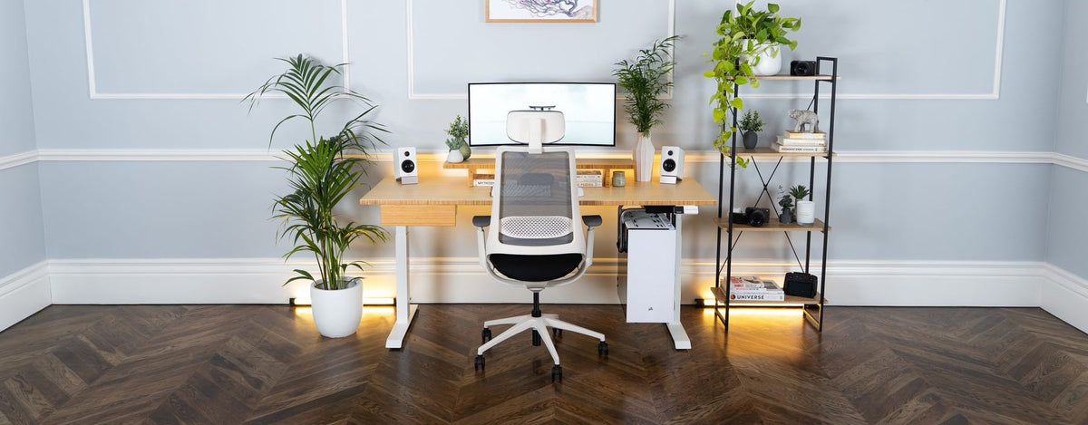 Bureau assis-debout double en bambou Desky avec chaise Pulse Supportive Desky blanche, tiroir sous bureau Minimal et support d'écran minimaliste