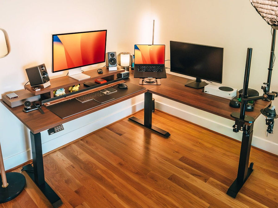 Bureau assis-debout en L Desky en Jarrah Legno dans un bureau à domicile en coin